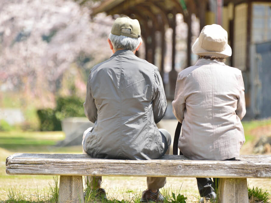 花を眺める老夫婦